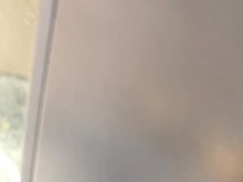 Oficial de policía sirve y protege mi garganta.