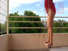 Ama de casa linda se divierte sin bragas en el columpio Puta se balancea y muestra su coño perfecto