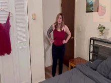 Madrastra pilla a su hijastro masturbándose con las bragas