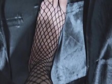 Me corro en las medias de una puta en el baño del club