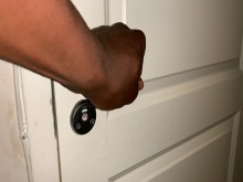 Pillé a la esposa de mi hermano masturbándose con un orgasmo fuerte y fuerte en el baño.