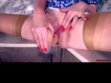 La MILF pelirroja Red XXX tiene apetito por las travesuras