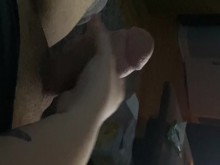 Madrastra me hizo una paja después de que papá se fue a la cama