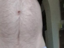 Orina matutina, bragas de algodón blanco, primer plano del prepucio con gotas