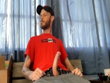 Acariciando mi gran polla en mi descanso para fumar