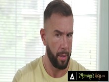 MOMMY'S BOY - ¡Pervertido maduro comparte a la esposa MILF tetona y caliente Kenzie Taylor con su hermanastro! PD 3 VÍAS