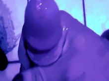 Carga de semen bajo una luz negra