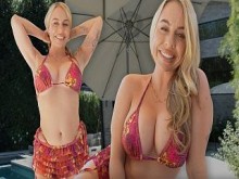 Hermosa MILF rubia no puede quedarse callada durante una conexión furtiva en la piscina - Summer Vixen