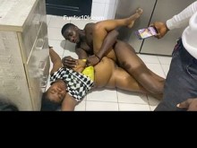 Vi a esta MILF en la cocina y decidimos follar crudos.