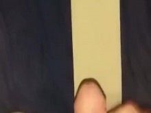 Masturbándome con mis pantalones deportivos con el gran logo de Nike después del gimnasio