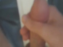 Mírame sacudir mi gran polla blanca y hacer una gran carga