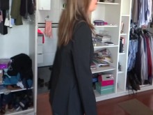 Me visto para ir al trabajo, vuelvo a casa y me desvisto para una noche de sexo.