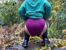 Mujer madura caliente en leggings orina de pie estilo perrito