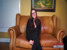 ¡La morena madura y tetona Brooke se masturba y chupa una polla para ser golpeada!