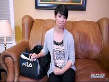 MILF morena tetona Jae Scott ¡Garganta profunda descuidada y luego golpes duros!