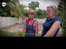 La abuela tiene malas intenciones y convence al jardinero para que le deje follarle el culo con el arnés