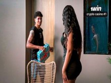 El mejor amigo de mi hijastro sabe dar buenos regalos: ¡sexo duro! - Thiago López y Lina Henao