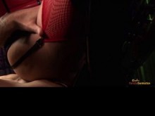 Chica con grandes tetas vistiendo un traje de látex rojo mientras se folla a un esclavo