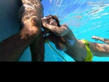 Toda la MILF natural Julia North Anal bajo el agua en la piscina