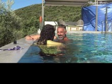 Detrás de escena de la MILF natural Julia North bajo el agua Suave en la piscina