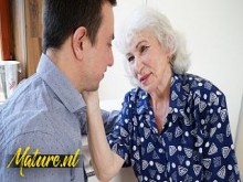 Abuelita de 80 años obtiene su coño peludo golpeado por el vecino