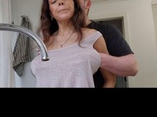 Estaba lavando los platos pero mi marido cachondo no me dejó terminar y me folló por detrás en la cocina.