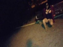 Suegra caliente entrenando en público con correa de perro teniendo un gran orgasmo con un consolador