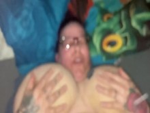 Hermanastra solitaria es follada por su hermanastro y recibe una gran carga en su cara.