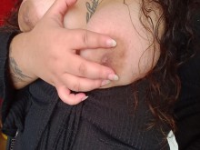 Me encanta jugar con mis enormes tetas