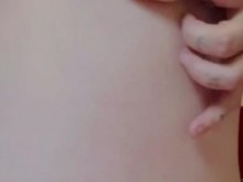 Desnudándose, frotando el coño de cerca y jugando con un vibrador