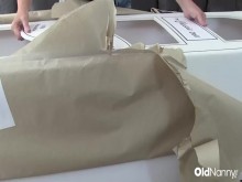 MILF cachonda Lacey Starr se burla y complace a una joven lesbiana