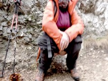 Durante la caminata necesito orinar en la famosa zona de escalada, espero que nadie me haya visto.