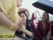 Cuatro MILFs lesbianas se lamen los coños con vistas