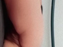 Madurita moviendo el culo mientras se dedea