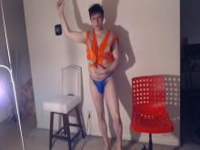 ¡BI Cock Sucker, etc. acaricia su dura polla después de un turno duro!