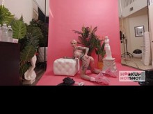 BTS - ¡Sasha Beart se burla seductoramente mientras se prueba atuendos antes de su sesión!