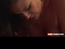 Prepárate para una noche calurosa con Stepmom's Bedtime Story, ¡el mejor porno que existe!