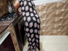 Egyption Porno Árabe Cornudo Mi amigo está follando el culo de mi esposa en la cocina, teniendo una follada árabe por la espalda