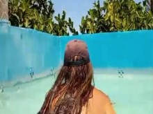 MADRASTRA MILF SEXY MOSTRANDOSE EN LA PISCINA