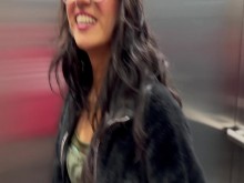 Milf culona encontrada en el ascensor folla rico en las gradas de emergencia.