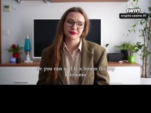 Follándome a la mamá de mi mejor amiga por su deuda. Hace mucho tiempo que no tiene relaciones sexuales.