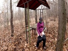 Necesito orinar durante una caminata en el bosque, un excursionista al azar sostenía la cámara por mí