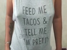 Enseñando las tetas busco con quien grabar o tener encuentro