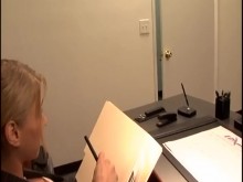 Coño rubio caliente follado duro en el rodaje de una película porno