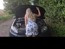 Un extraño me atrapó con una avería en el auto y me ayuda a follar por el culo.