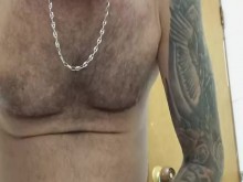 ¡Mature se masturba en el baño pensando en el gran coño de mi vecina. Amateur. pov.