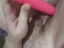 Nena juega con un consolador rosa