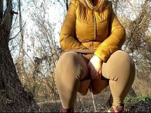 Coño mojado de una milf madura en cuclillas y orinando