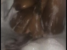 Ébano en un baño de burbujas