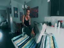 ¡Milf vierte aceite en sus pies y se burla de ti con sus perfectas suelas rosadas! VISTA PREVIA HD